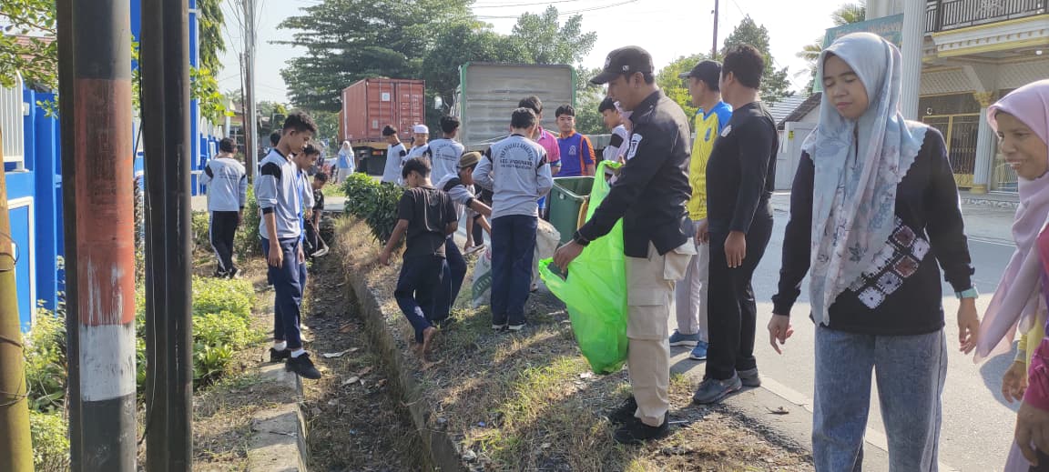 Kegiatan Jum’at Bersih Kecamatan Angkinang